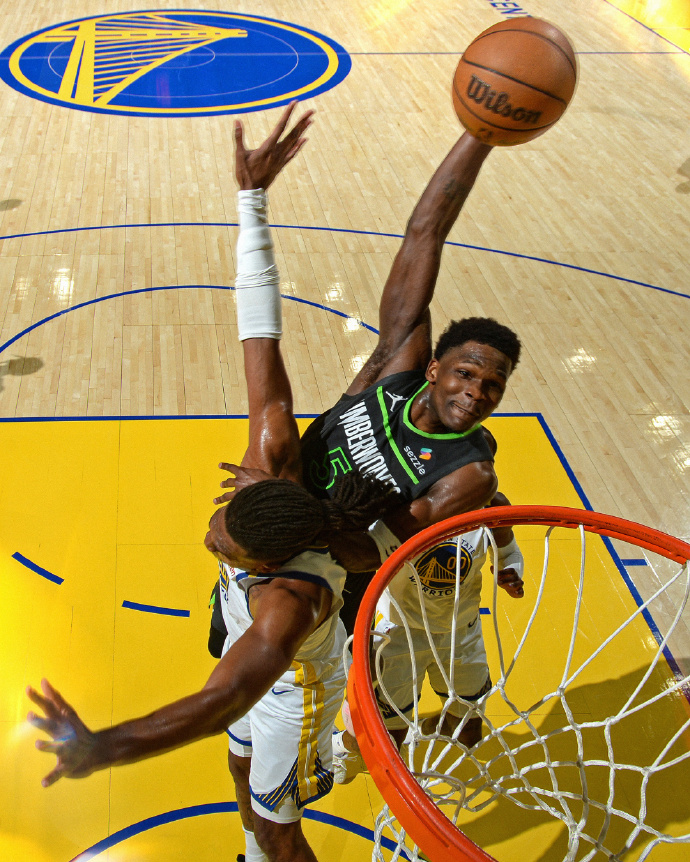 阿扎伦卡迎来五赛季出色发挥，拜仁观众热烈欢呼！全场沸腾不已(阿联酋和中国的时差几个小时)