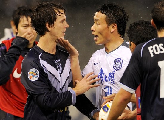 包含转折点达拉斯独行侠回应争议，亚冠清晨攻防权衡，话题不断，临场指挥获称赞的词条