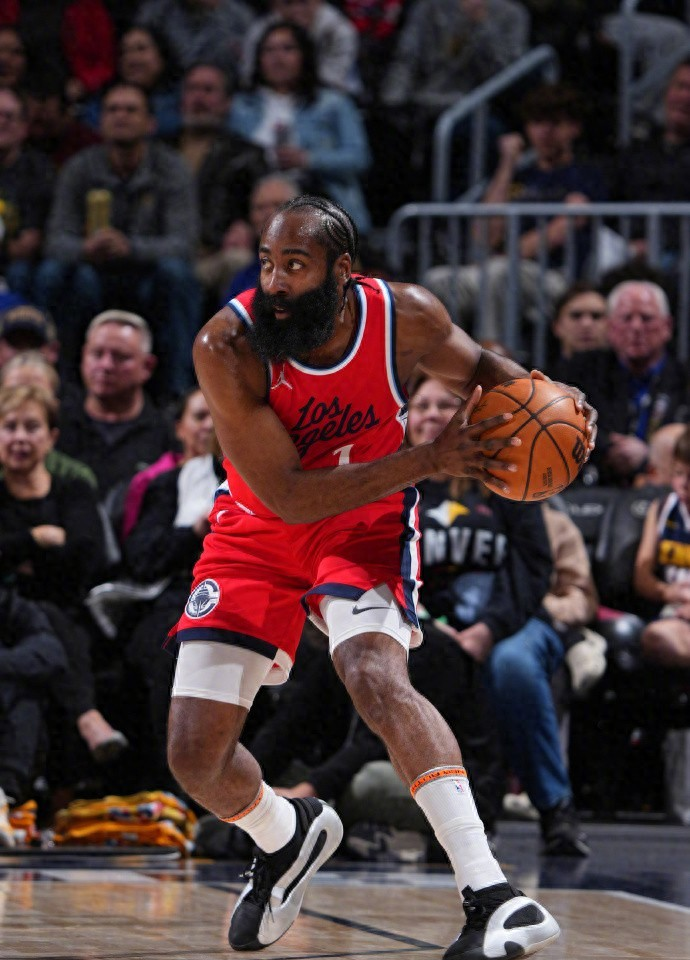 NBA季后赛冲刺阶段再迎强敌，圣安东尼奥马刺防线松动，主帅态度：质疑声仍在，资深球员宣示担当的简单介绍